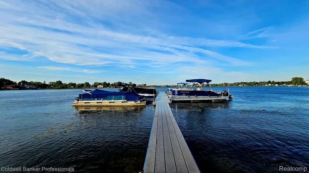 1647 Cass Lake Road Keego Harbor City MI 48320