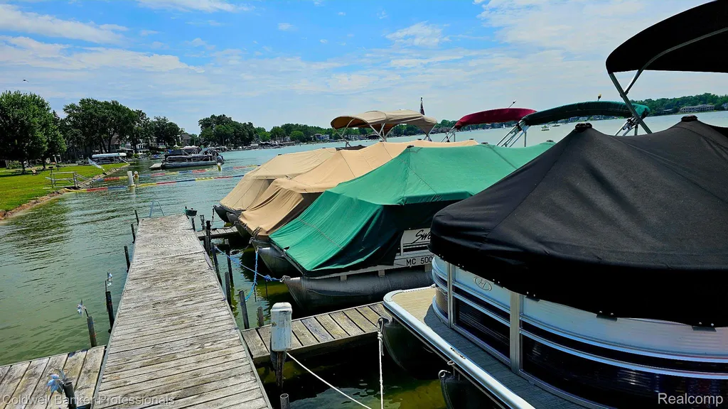 1647 Cass Lake Road Keego Harbor City MI 48320
