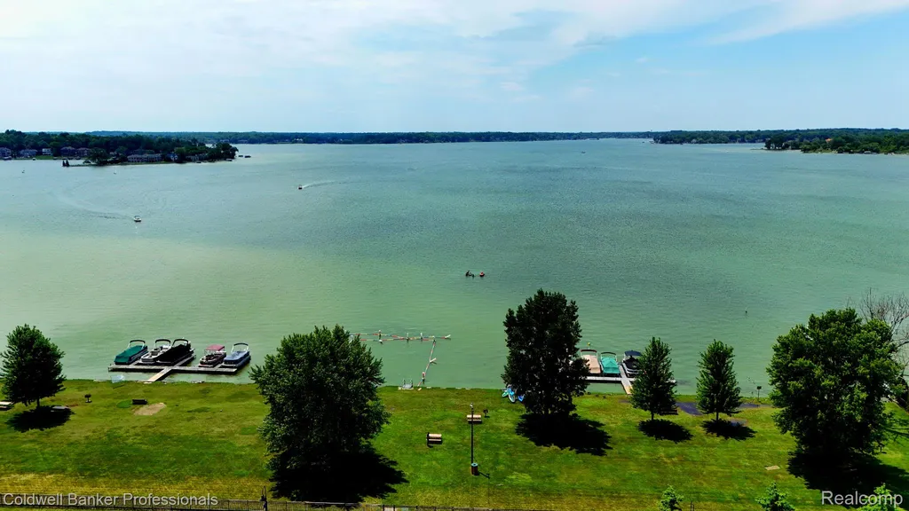 1647 Cass Lake Road Keego Harbor City MI 48320