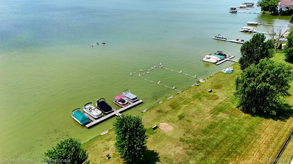 1647 Cass Lake Road Keego Harbor City MI 48320