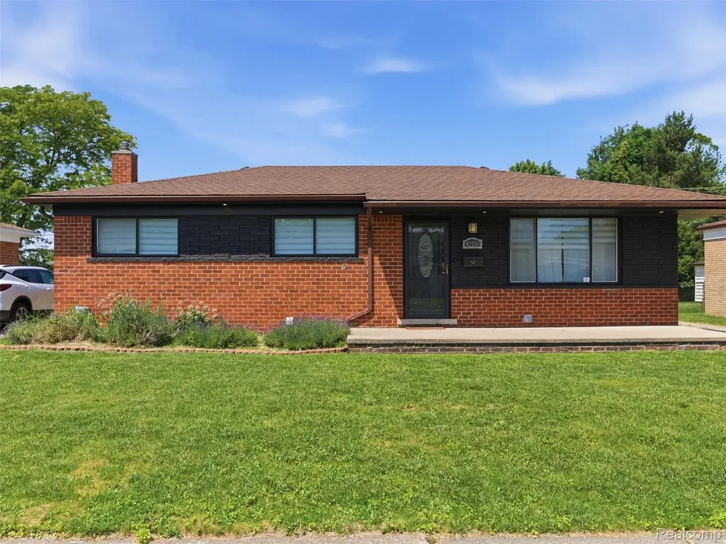 32155 Dover Avenue Warren City MI 48088