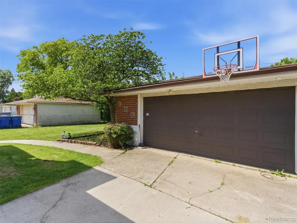 32155 Dover Avenue Warren City MI 48088
