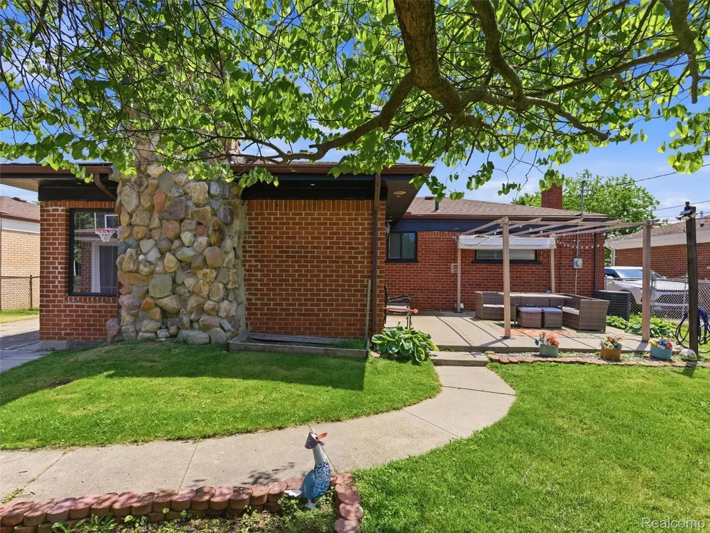 32155 Dover Avenue Warren City MI 48088