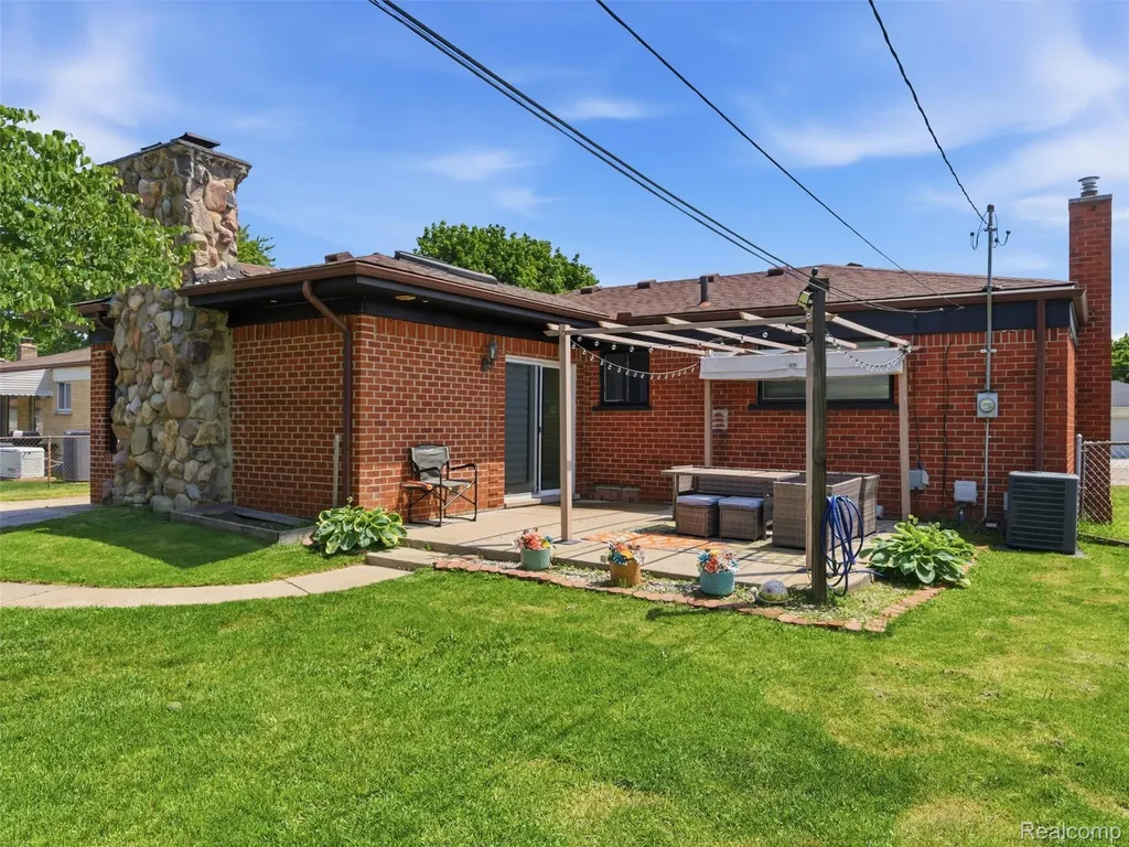 32155 Dover Avenue Warren City MI 48088