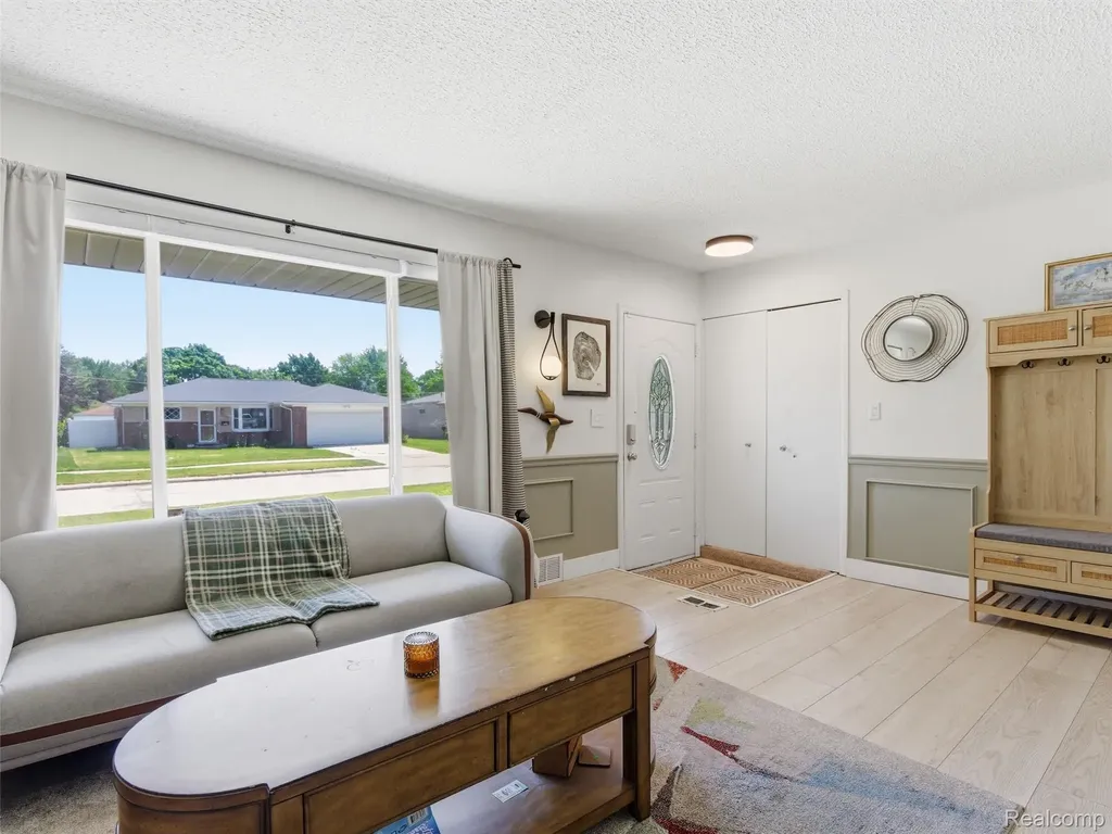32155 Dover Avenue Warren City MI 48088