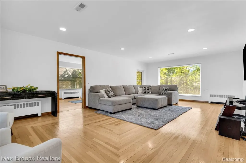 43747 Woodward Avenue Bloomfield Hills City MI 48302