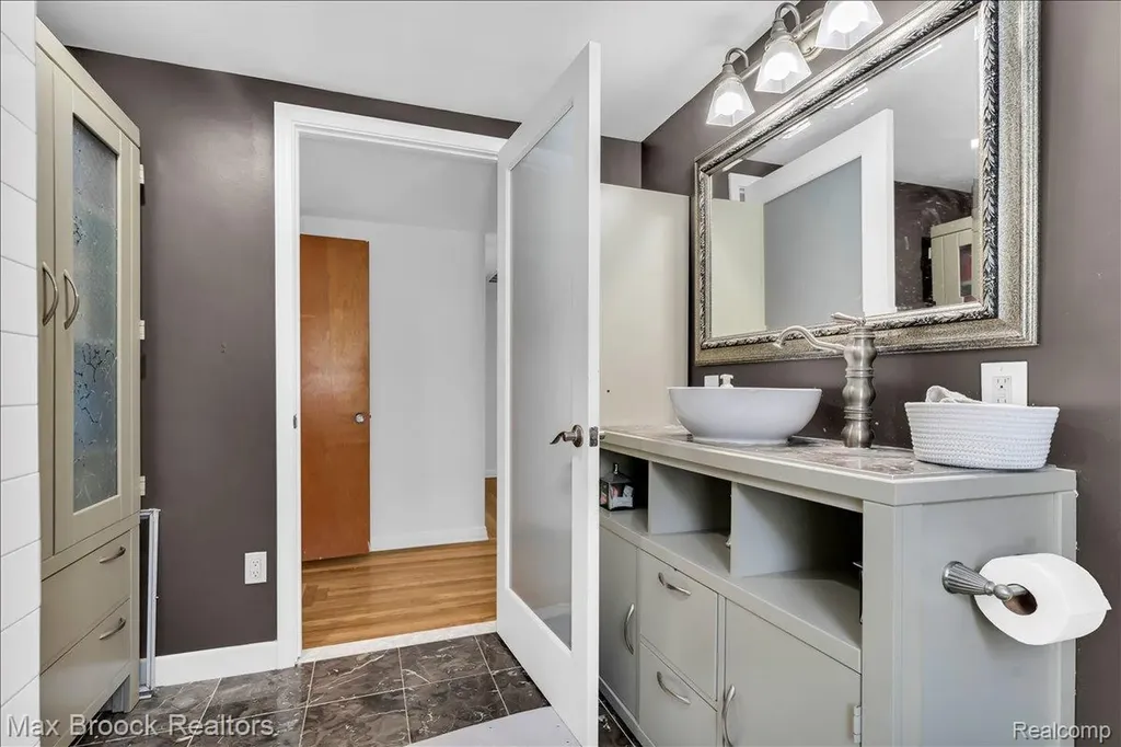 43747 Woodward Avenue Bloomfield Hills City MI 48302
