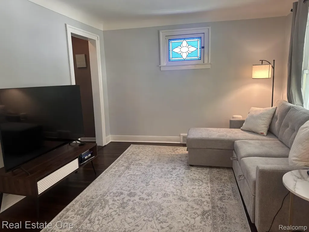 2073 Roslyn Road Grosse Pointe Woods City MI 48236