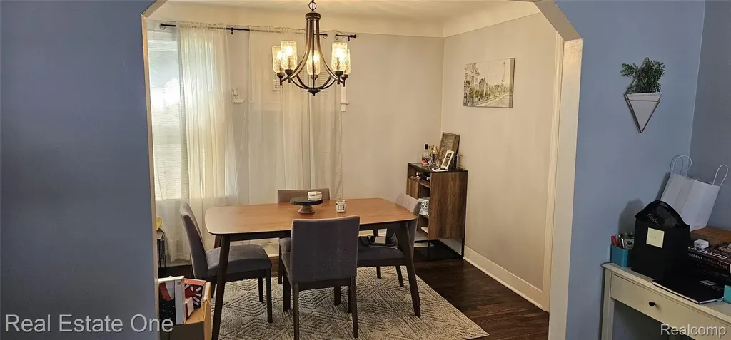 2073 Roslyn Road Grosse Pointe Woods City MI 48236
