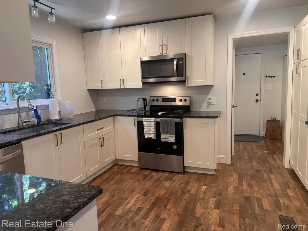 2073 Roslyn Road Grosse Pointe Woods City MI 48236