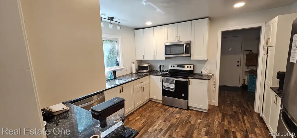 2073 Roslyn Road Grosse Pointe Woods City MI 48236