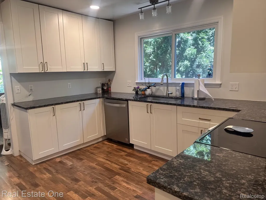 2073 Roslyn Road Grosse Pointe Woods City MI 48236