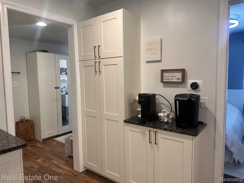 2073 Roslyn Road Grosse Pointe Woods City MI 48236