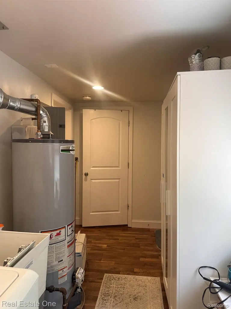 2073 Roslyn Road Grosse Pointe Woods City MI 48236