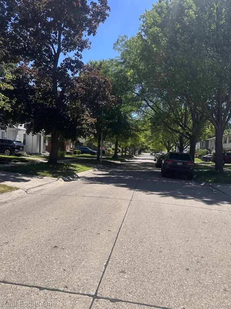 2073 Roslyn Road Grosse Pointe Woods City MI 48236