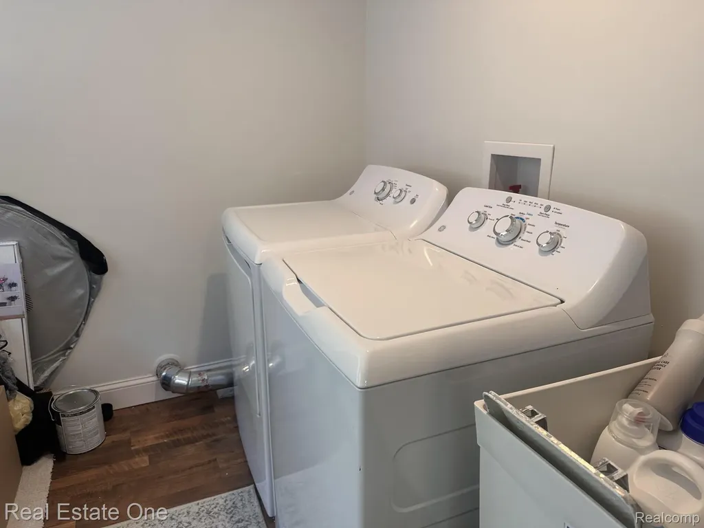 2073 Roslyn Road Grosse Pointe Woods City MI 48236