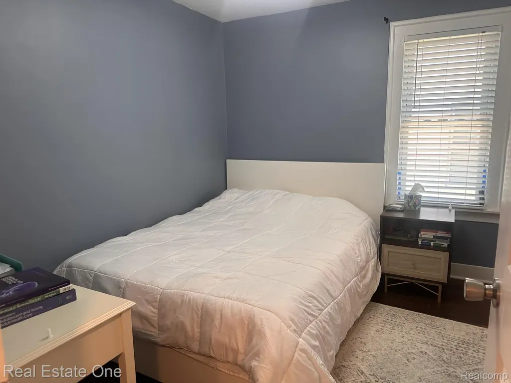 2073 Roslyn Road Grosse Pointe Woods City MI 48236