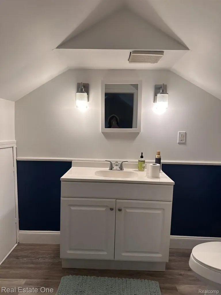 2073 Roslyn Road Grosse Pointe Woods City MI 48236