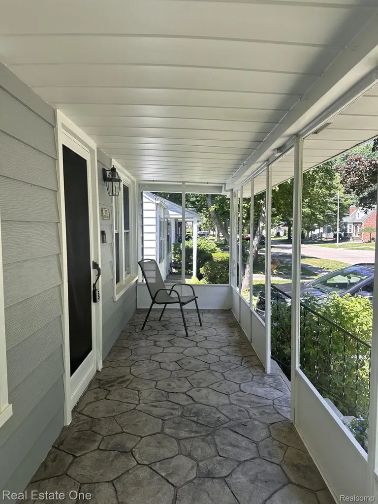 2073 Roslyn Road Grosse Pointe Woods City MI 48236