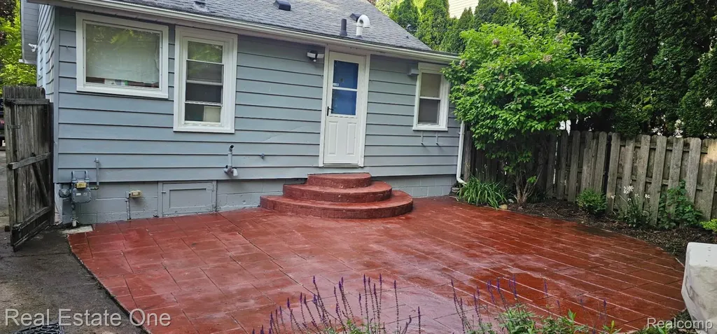 2073 Roslyn Road Grosse Pointe Woods City MI 48236