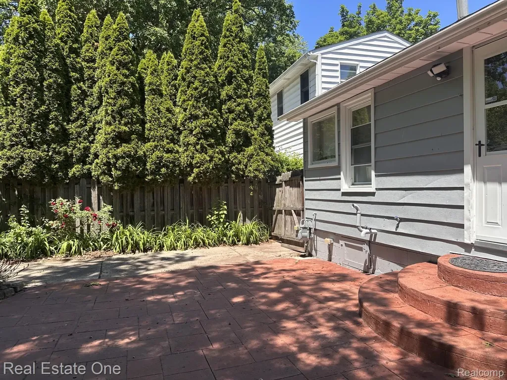 2073 Roslyn Road Grosse Pointe Woods City MI 48236