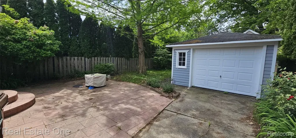 2073 Roslyn Road Grosse Pointe Woods City MI 48236