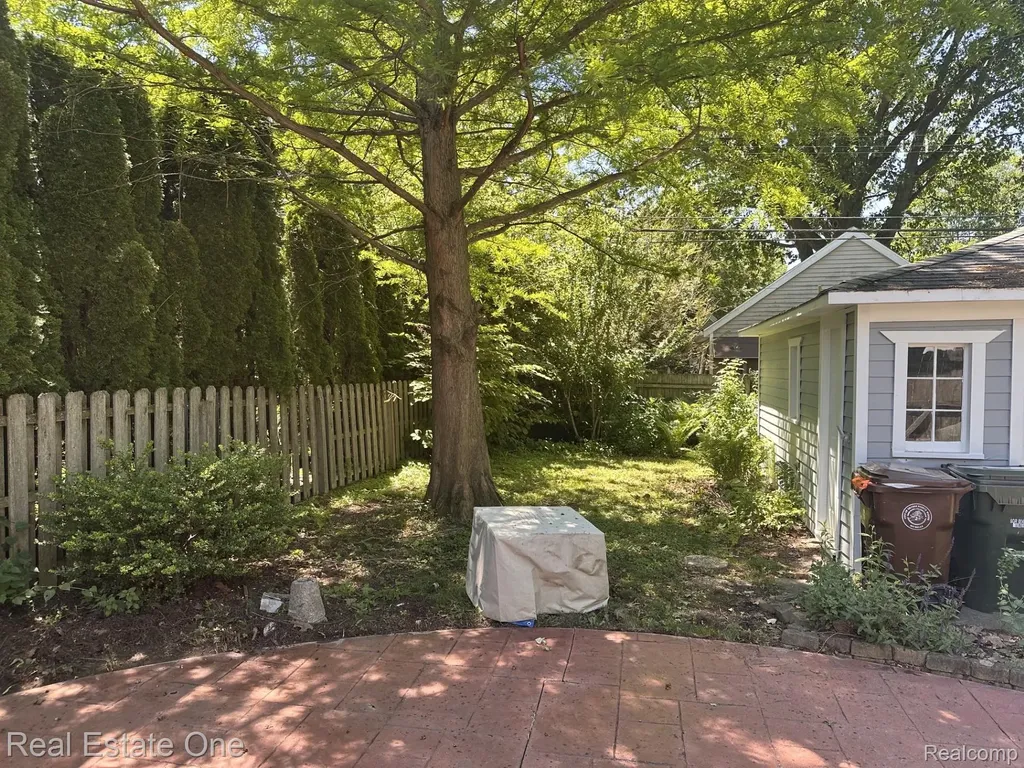 2073 Roslyn Road Grosse Pointe Woods City MI 48236