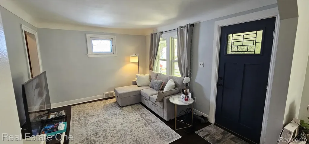 2073 Roslyn Road Grosse Pointe Woods City MI 48236