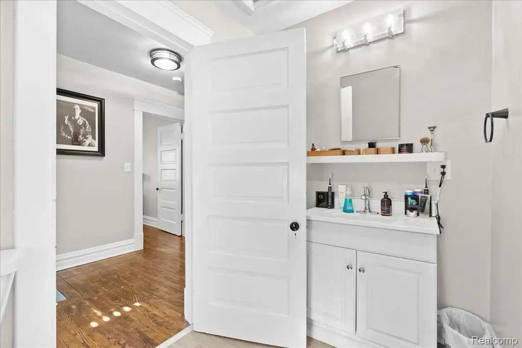 726 W Willow Street Lansing City MI 48906