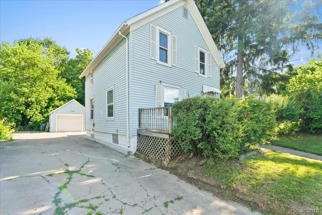 726 W Willow Street Lansing City MI 48906