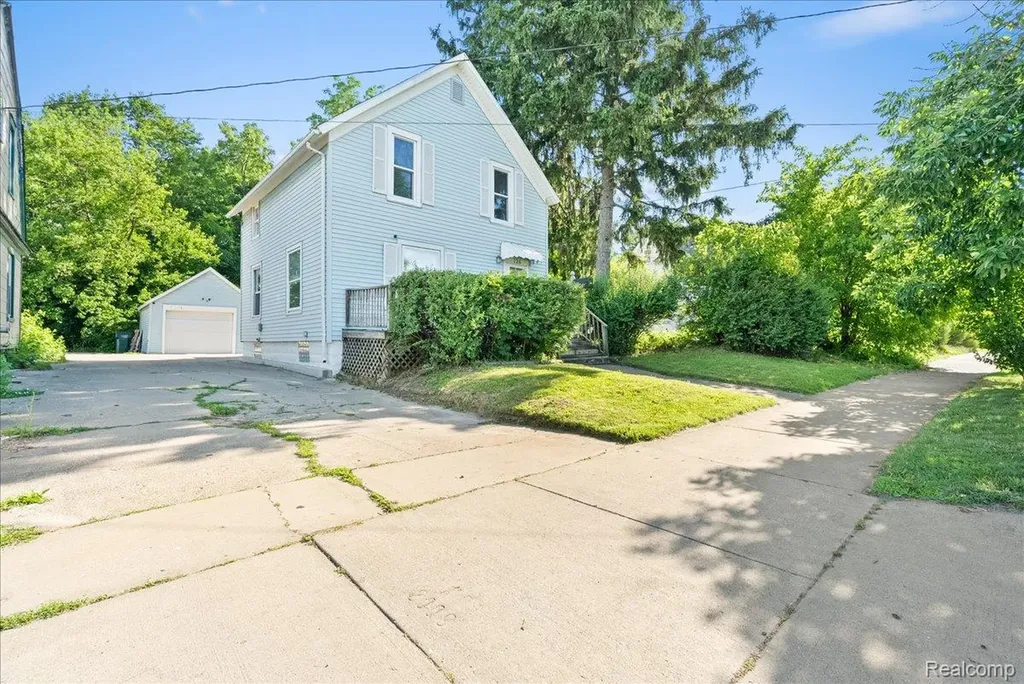726 W Willow Street Lansing City MI 48906