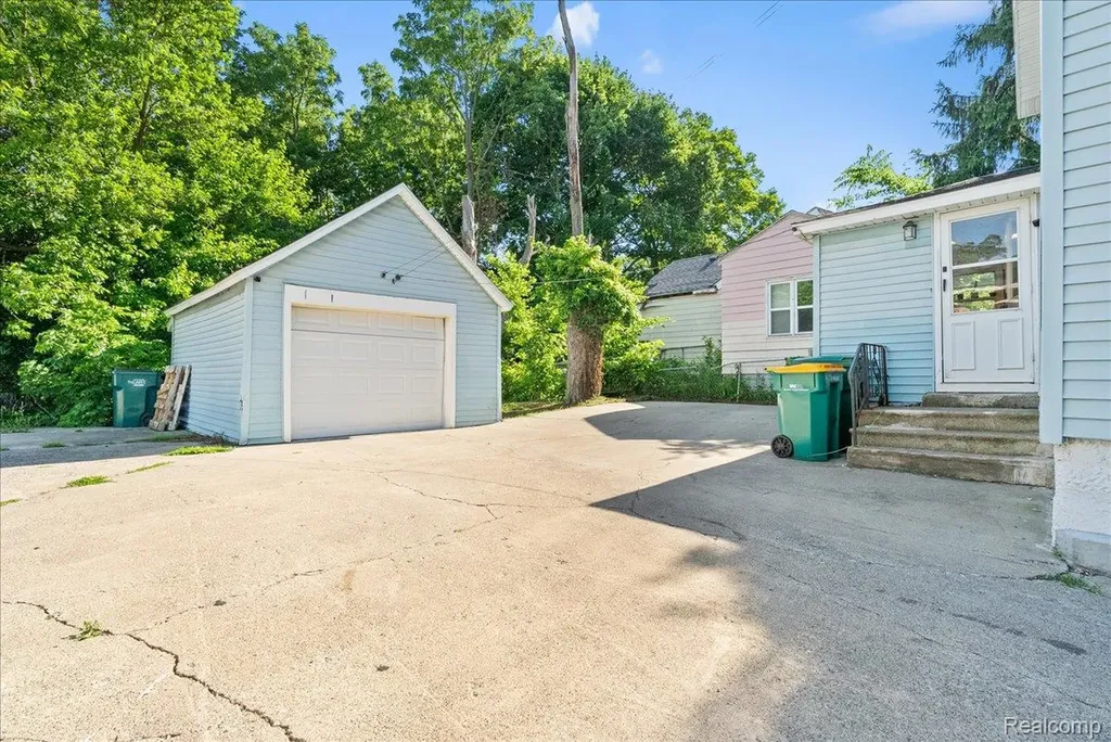 726 W Willow Street Lansing City MI 48906