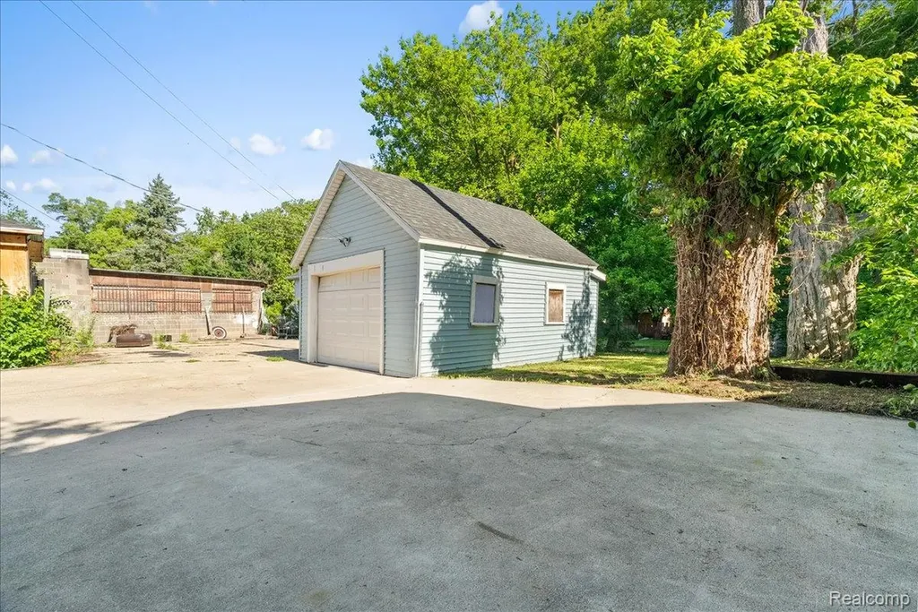 726 W Willow Street Lansing City MI 48906