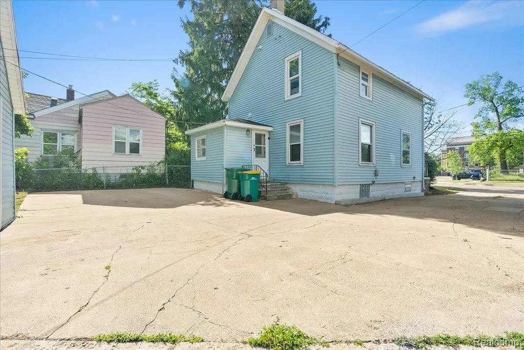 726 W Willow Street Lansing City MI 48906