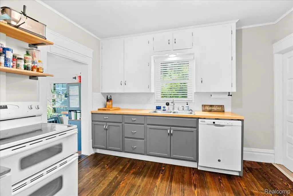 726 W Willow Street Lansing City MI 48906