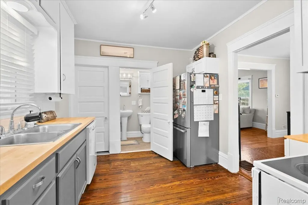 726 W Willow Street Lansing City MI 48906