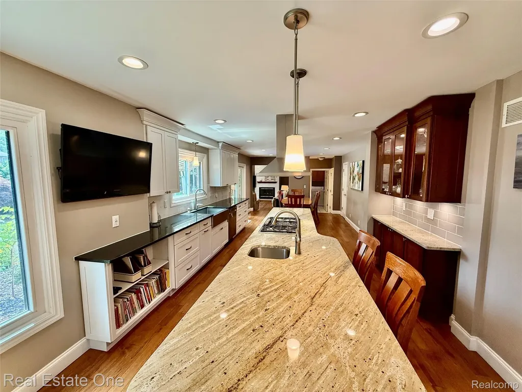 863 Superior Drive Troy City MI 48084