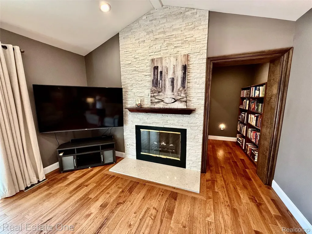863 Superior Drive Troy City MI 48084