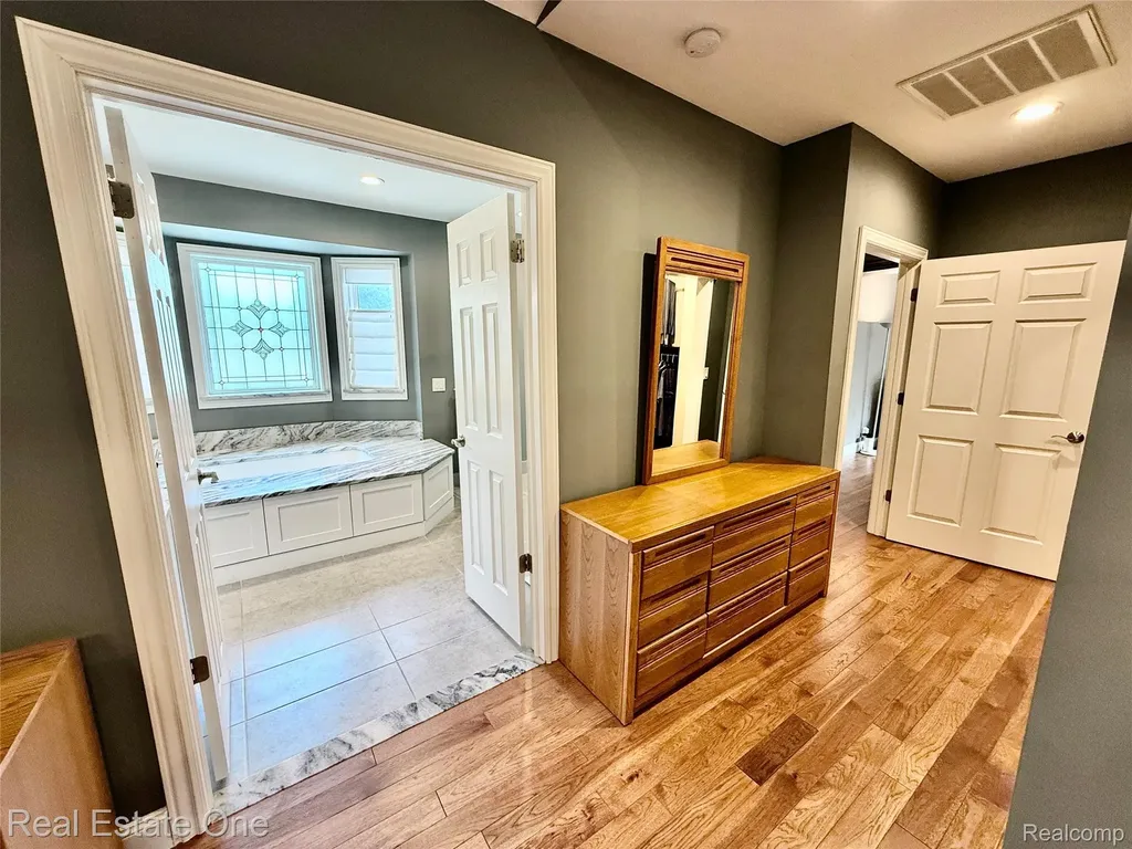 863 Superior Drive Troy City MI 48084