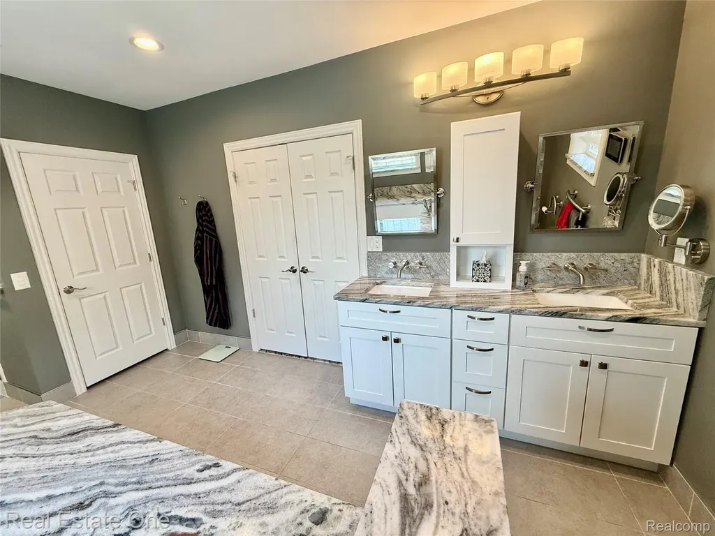 863 Superior Drive Troy City MI 48084