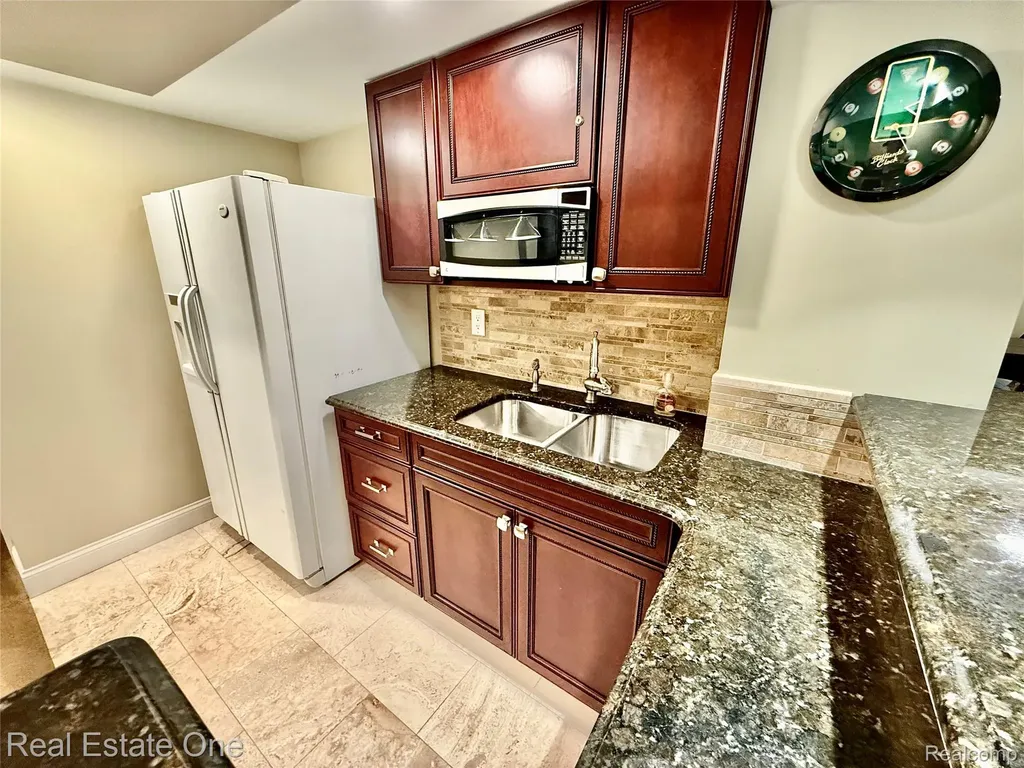 863 Superior Drive Troy City MI 48084