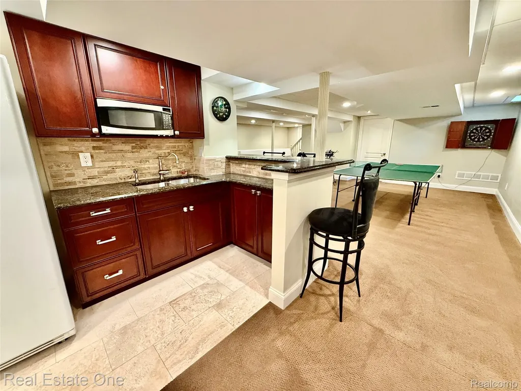 863 Superior Drive Troy City MI 48084