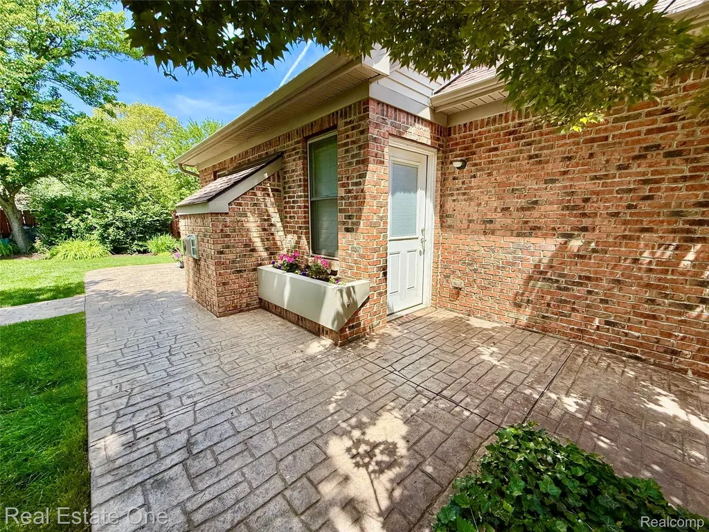 863 Superior Drive Troy City MI 48084