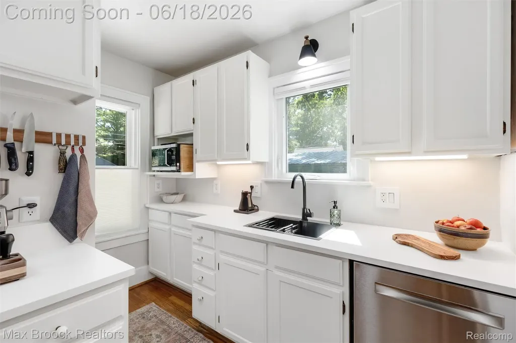 44 Kensington Boulevard Pleasant Ridge City MI 48069