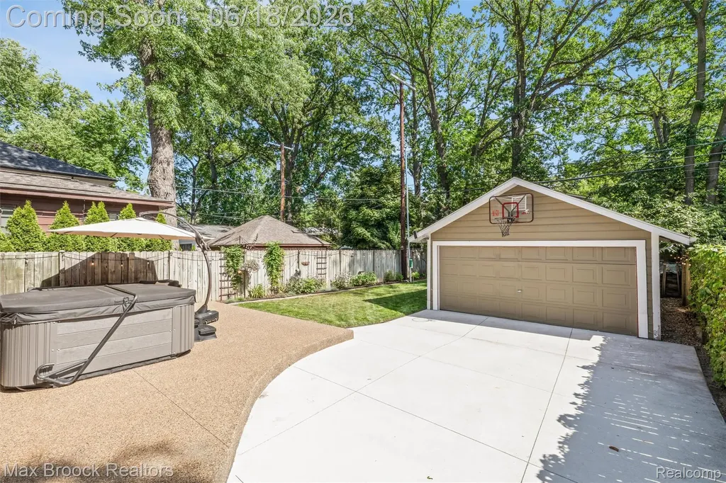 44 Kensington Boulevard Pleasant Ridge City MI 48069
