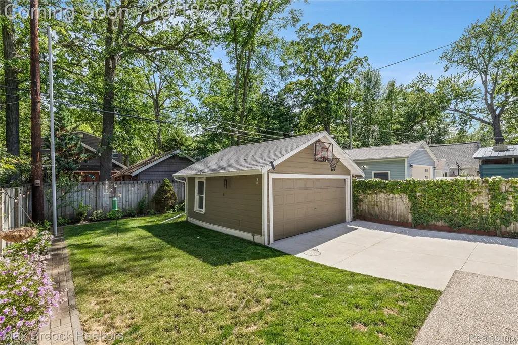44 Kensington Boulevard Pleasant Ridge City MI 48069