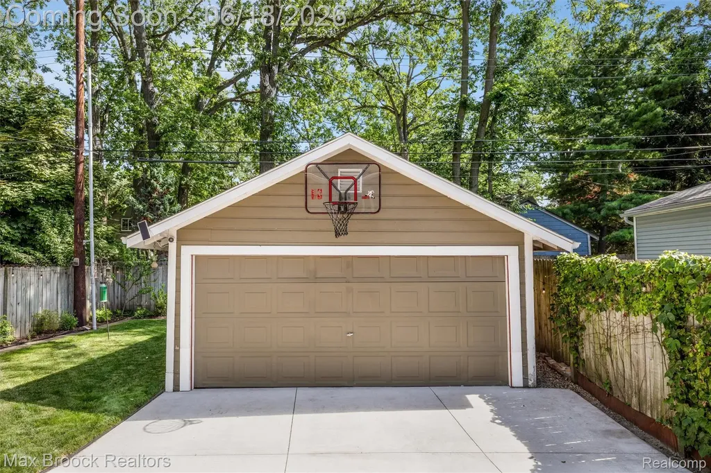 44 Kensington Boulevard Pleasant Ridge City MI 48069