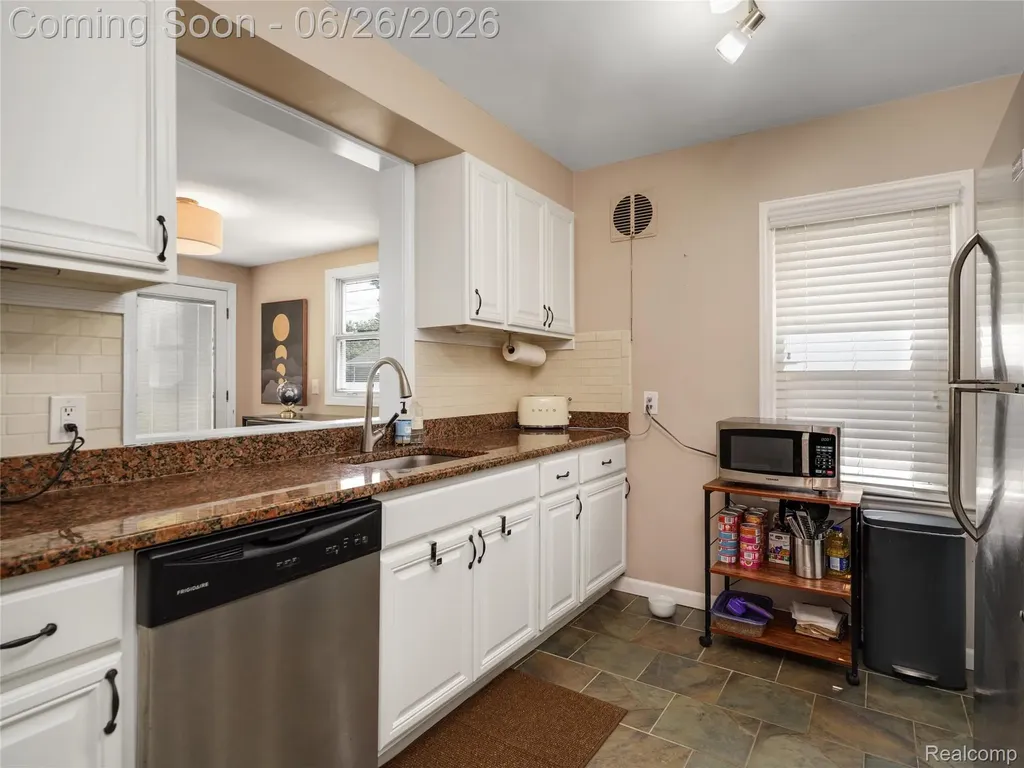 1944 Cummings Avenue Berkley City MI 48072