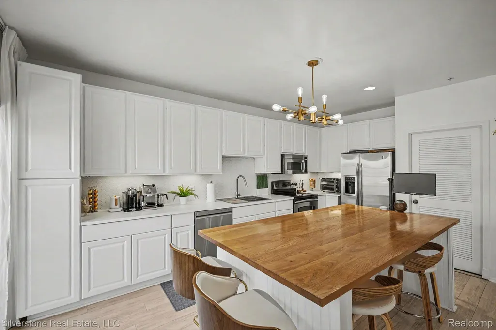 3267 Camden Drive Troy City MI 48084