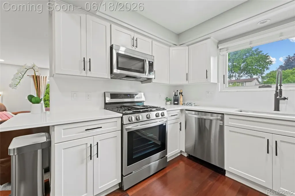 2511 Coral Drive Troy City MI 48085